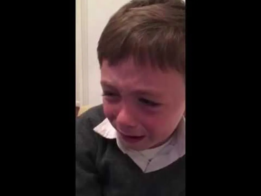 Llorando un niño le pide a Lionel Messi que no deje la selección