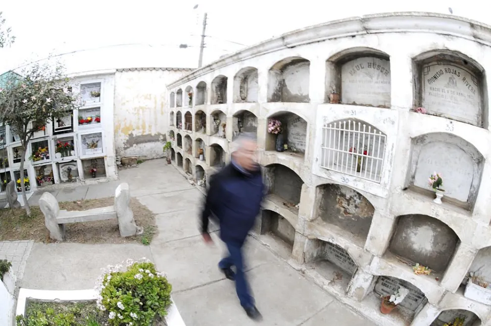 Colapso de cementerio porteño sigue sin solución y crece molestia ciudadana