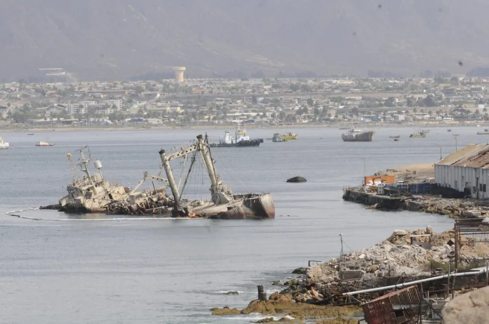 Pescadores exigen al Gobierno acelerar el retiro de hidrocarburos desde exfactoría