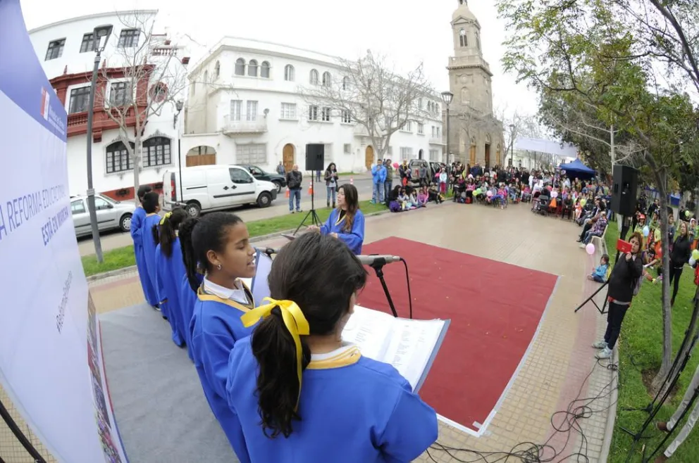 Con un colorido carnaval difunden la Reforma Educacional en La Serena