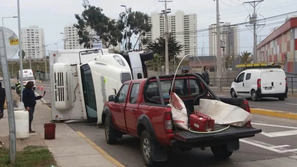Volcamiento de camión provocó gran congestión en el sector de Peñuelas