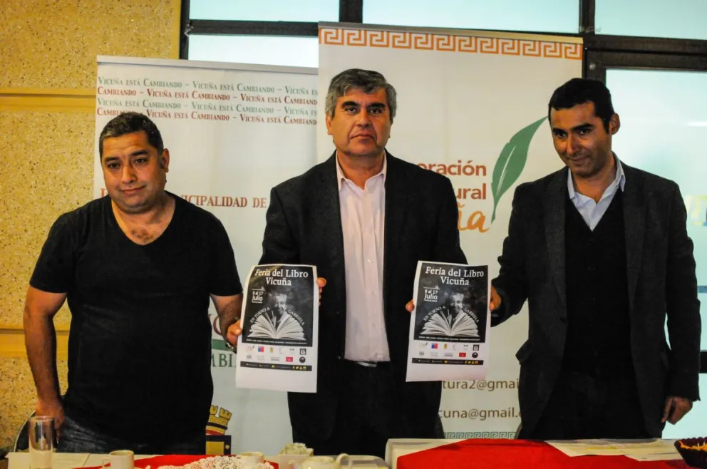 El alcalde de Vicuña, Rafael Vera (al centro), junto a Alejandro Cortés y Benjamín León, en el lanzamiento de la actividad. Foto: Nicole Muñoz.