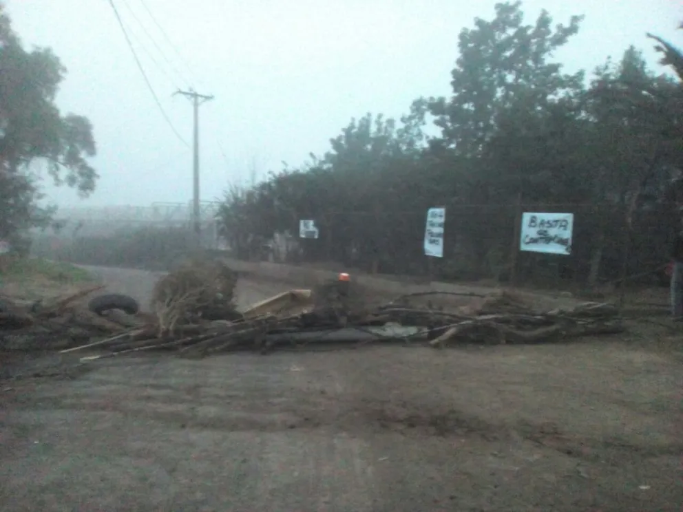 Desde el día viernes que pobladores aledaños a la minera tienen tomado los caminos