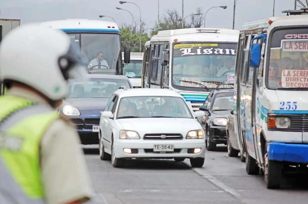 Los conductores de la locomoción colectiva se enfrentan a  extensas jornadas labores donde deben soportar la congestión vehicular, la responsabilidad de conducir  y también la relación con los pasajeros e incluso enfrentar a los delincuentes.