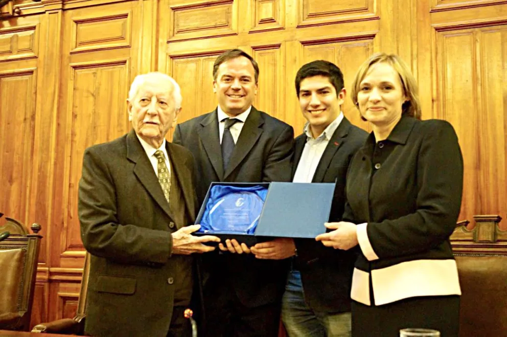 Renán Fuentealba recibiendo el reconocimiento por parte de la presidenta nacional de la DC, Carolina Goic, vicepresidente de la DC, diputado Matías Walker y el presidente nacional de la juventud, Diego Calderón.