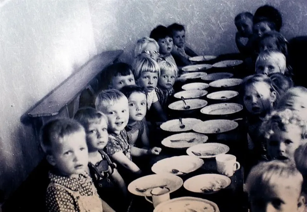 Reproducción fotográfica cedida por Villa Baviera y que muestra a niños de la Colonia Dignidad, actualmente Villa Baviera (Chile). Eran los primeros meses de 1962 y Helmut Schaffrick se sentía afortunado. Foto: EFE/Cortesía Villa Baviera