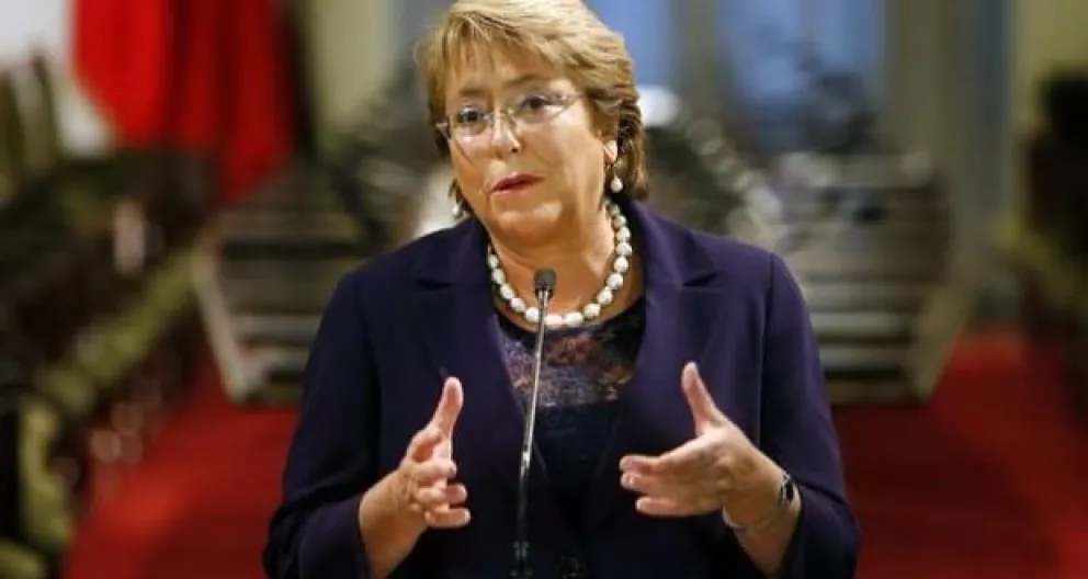 Adimark: Michelle Bachelet frena caída libre y sube a un 28%