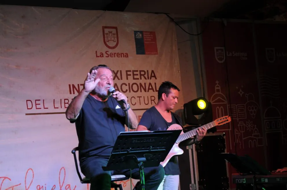 Patricio Manns inundó de música y literatura la Feria del Libro