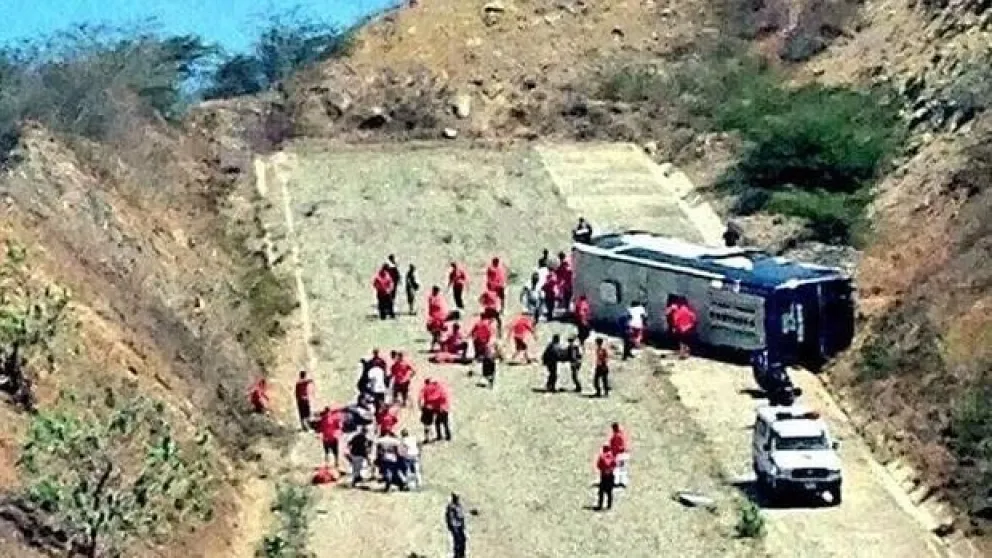 Bus que trasladaba al plantel de Huracán volcó y dejó dos jugadores heridos en Venezuela