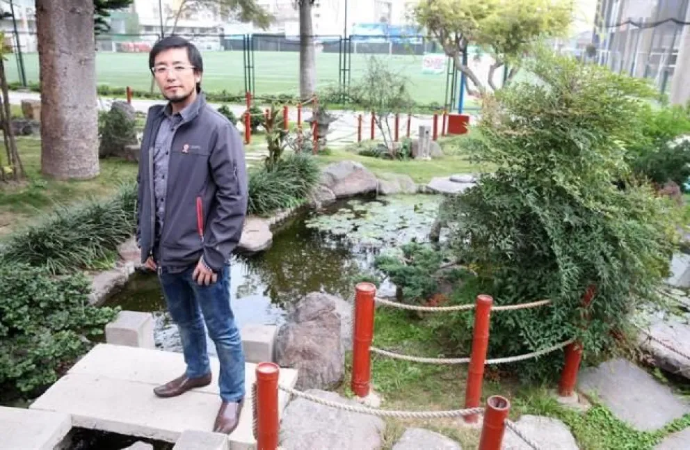 El científico Marino Morikawa "resucitó" en 15 días, con ayuda de la nanotecnología, un humedal que todos daban por perdido, y ahora combina sus conocimientos y amor por la naturaleza para intentar descontaminar el lago Titicaca y la laguna de Huacachina, un oasis en medio del desierto.