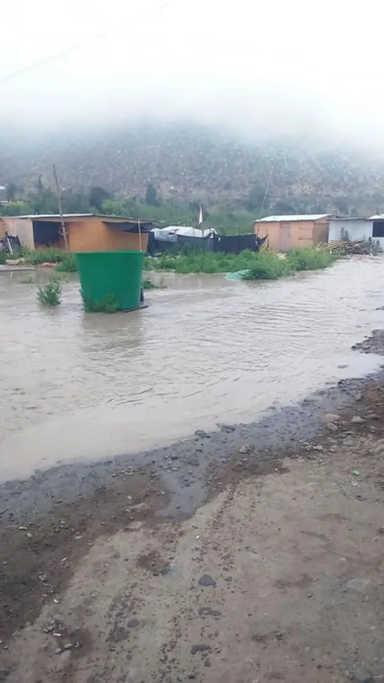 Crecida de río Choapa afecta a tres viviendas en Salamanca