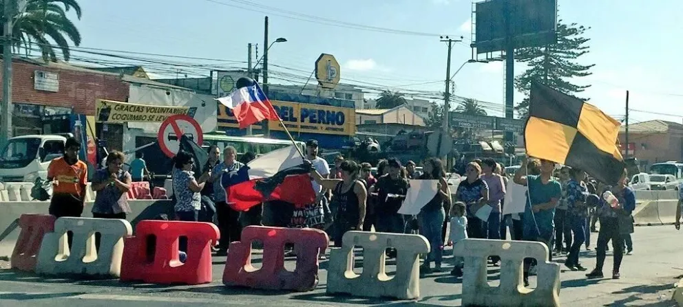 Habitantes de Baquedano protestan por falta de apoyo en reconstrucción