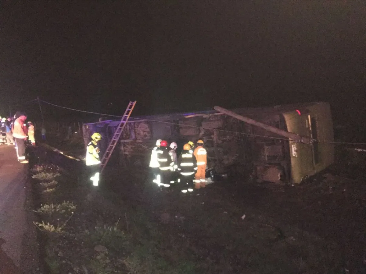 Cuatro personas fallecidas y 44 heridos deja el volcamiento de un bus ...