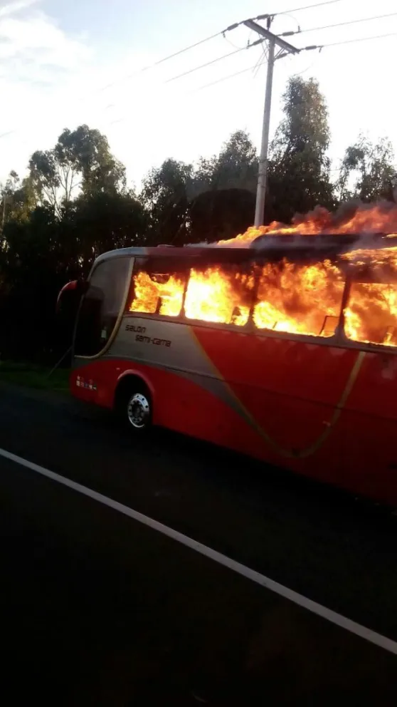 La máquina que viajaba con destino a Valparaíso quedó totalmente destruída por las llamas. FOTO: MARCO ADASME