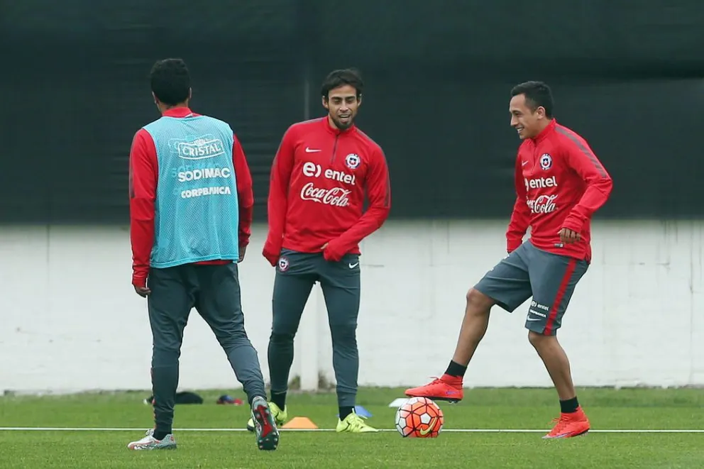 Chile empieza a preparar el duelo ante Brasil con doce jugadores