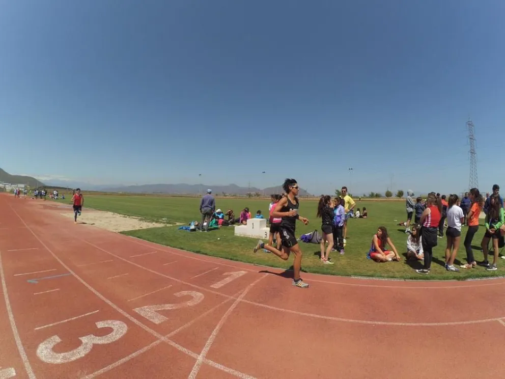 Atletas limarinos se lucieron en pruebas de pista en el complejo Los Llanos