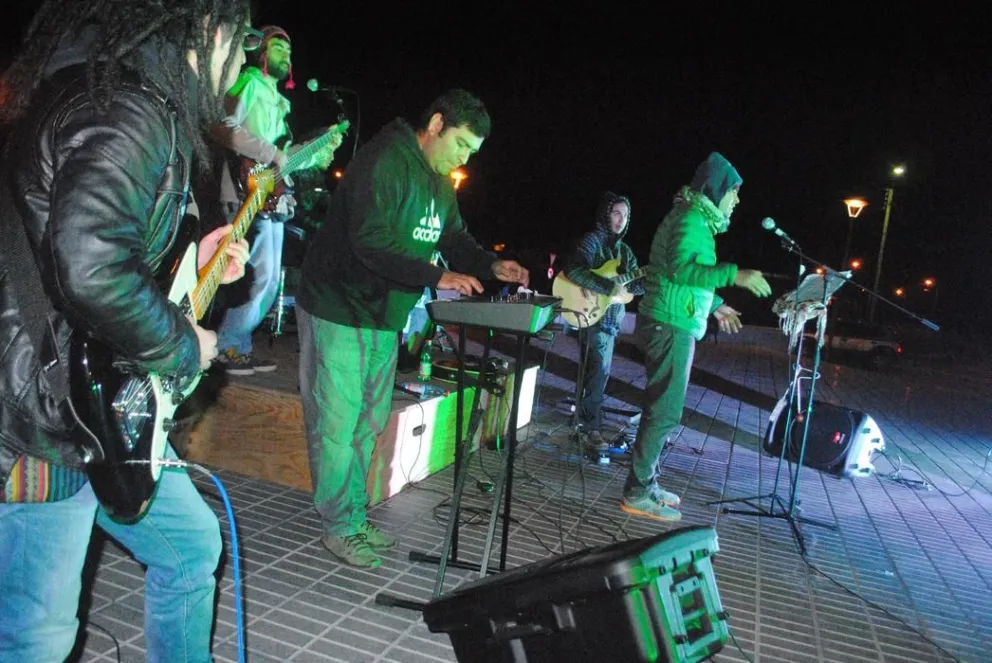 Talentosos artistas protagonizan concierto por el Mes de la Juventud en Los Vilos