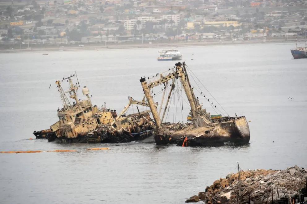 Coquimbo: Piden investigar probable contaminación en la bahía con petróleo de factoría