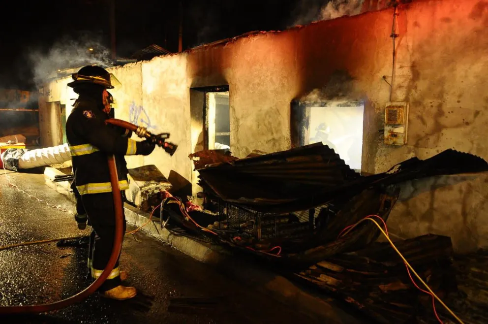 Hombre muere quemado al interior de su vivienda