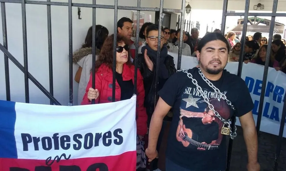 Profesores en paro de La Serena se encadenan en corporación