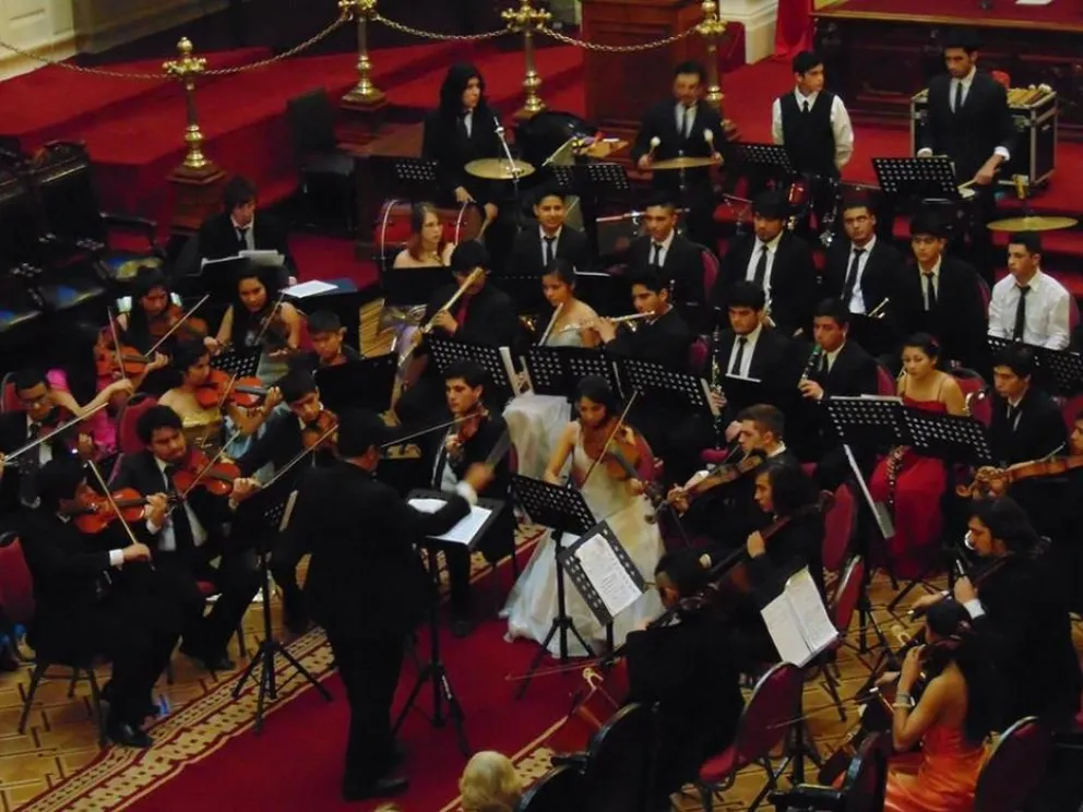 Orquesta Filarmónica de La Antena se luce en Santiago