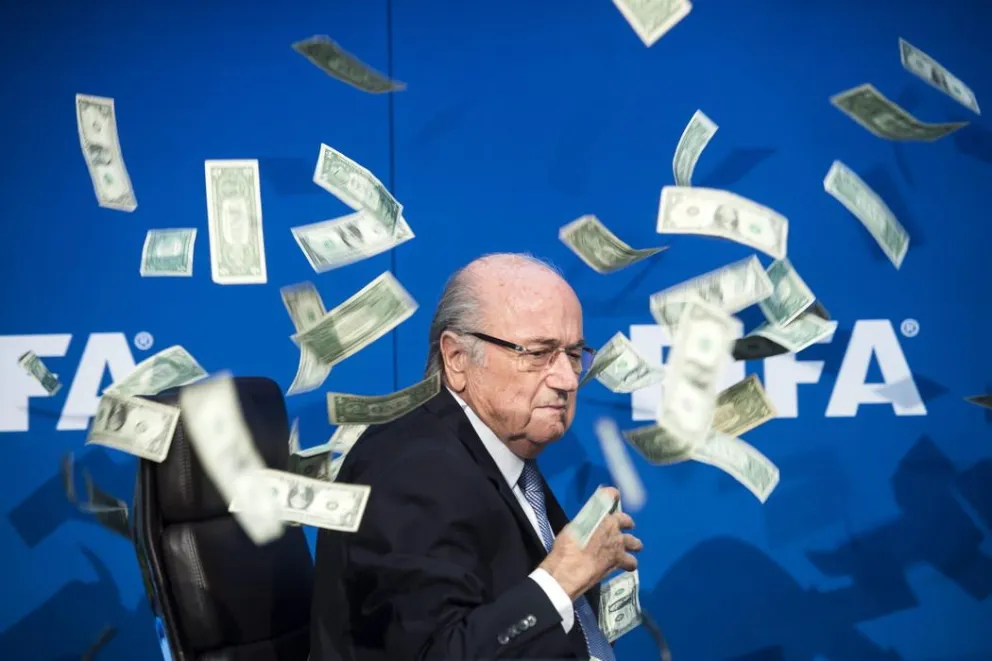 Un intruso lanza billetes de dólar a presidente de la FIFA en conferencia de prensa