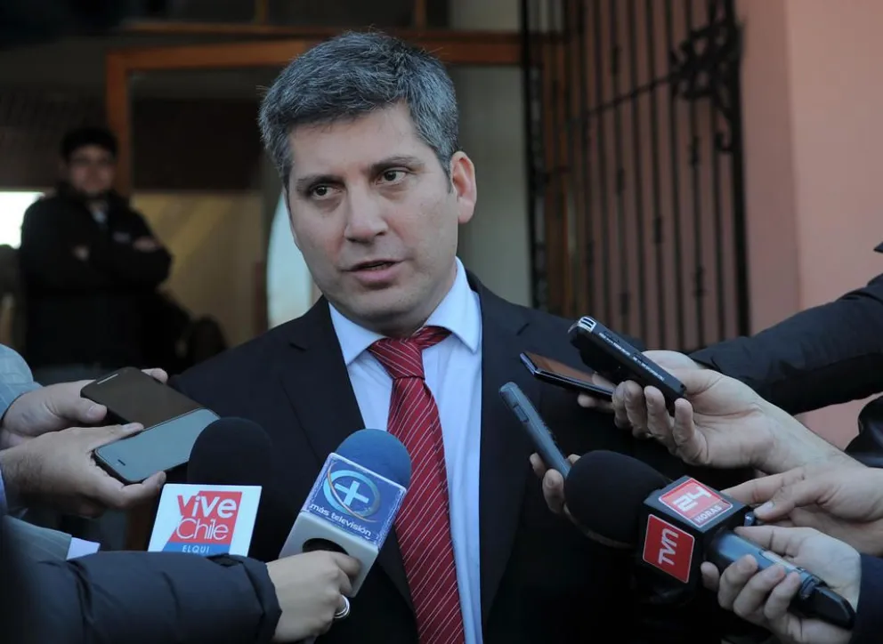 Intendente se reúne con Ministro Burgos tras asumir oficialmente en la región