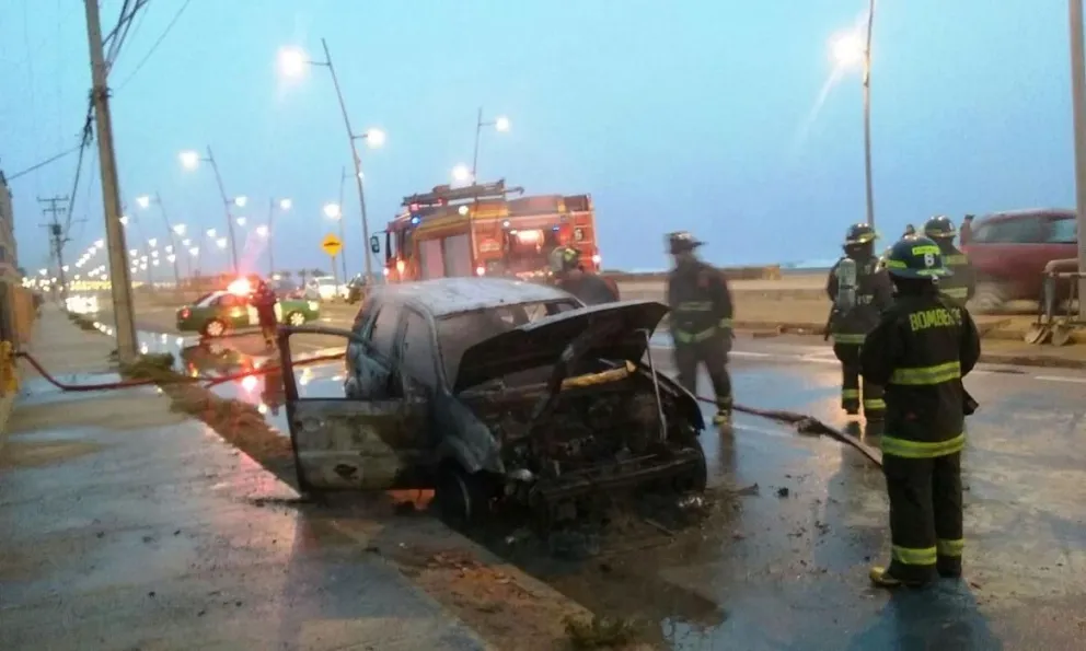 La Serena: Vehículo se incendió en la Avenida del Mar