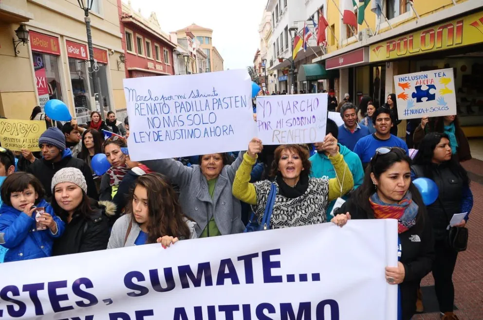 Padres de hijos autistas marchan en La Serena para exigir la creación de una ley