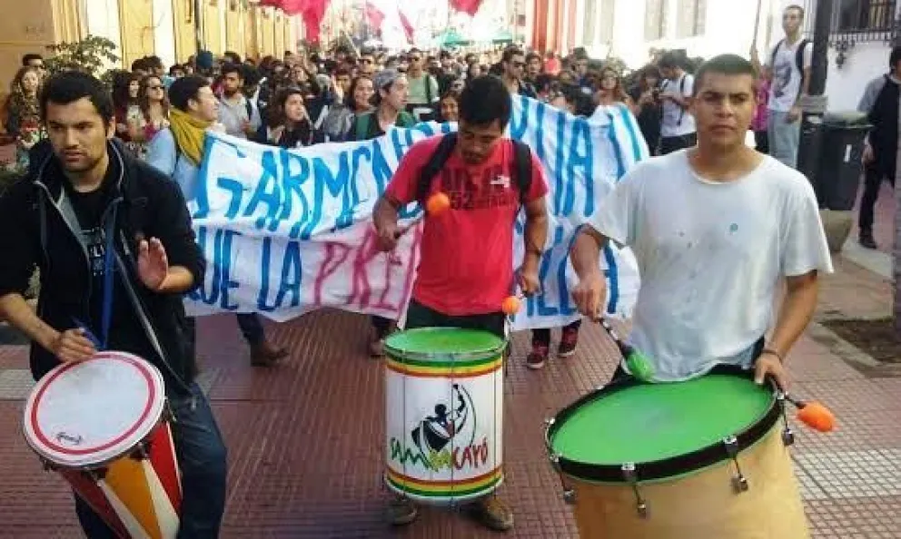 Universitarios de la zona responden a convocatoria nacional y marchan por la ciudad