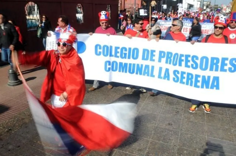 Profesores marchan como "hinchas de la selección" por las calles de La Serena