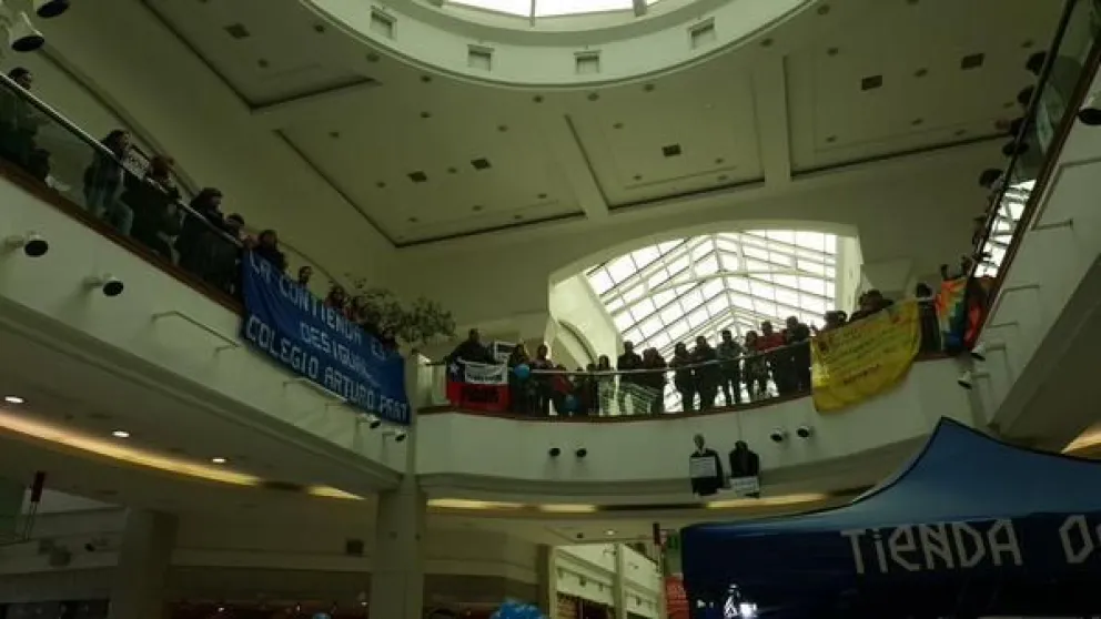 Profesores de La Serena se manifiestan en el Mall Plaza La Serena