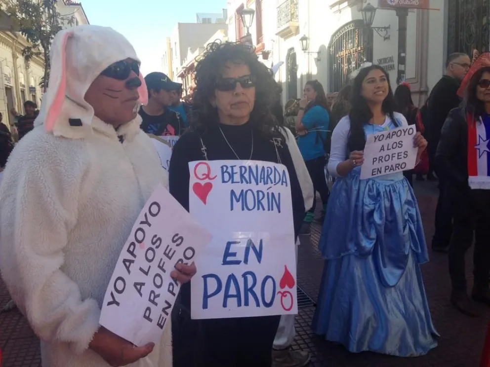 Profesores de La Serena se unen a "marcha de los cuentos"