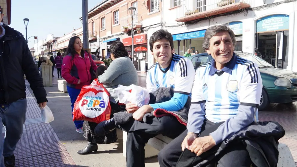 Hinchas argentinos y uruguayos viven la antesala del partido que los enfrentará hoy