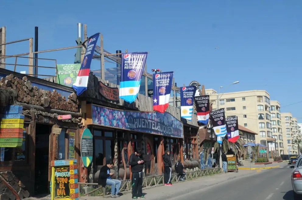 Comerciantes en la Avenida del Mar reciben a los argentinos con los brazos abiertos