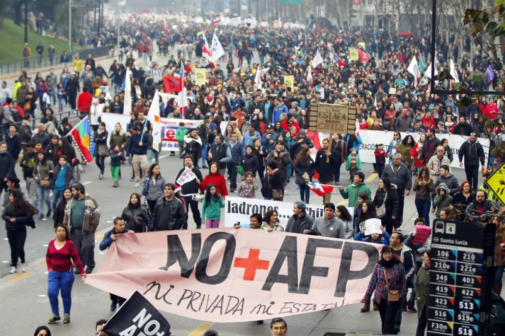 Miles de personas se manifestaron, el pasado domingo,  durante una marcha nacional en contra de las administradora de fondos de pensiones (AFPs), en Santiago.