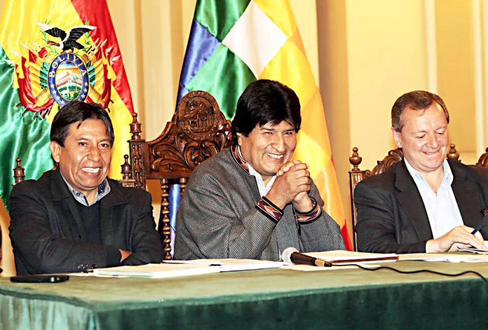 El presidente, Evo Morales (c), su ministro de Relaciones Exteriores, David Choquehuanca (i), y el presidente Senado, José Alberto Gonzáles (d), participan en una rueda de prensa