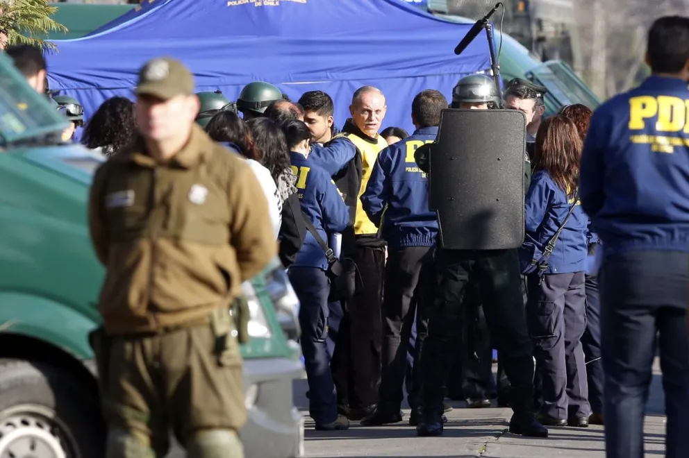 El exbrigadier Miguel Krassnoff (c) participa en la recreación de los últimos minutos de vida de Miguel Enríquez. El exuniformado está detenido en el penal Punta Peuco, donde cumple 386 años de pena por delitos de lesa humanidad.