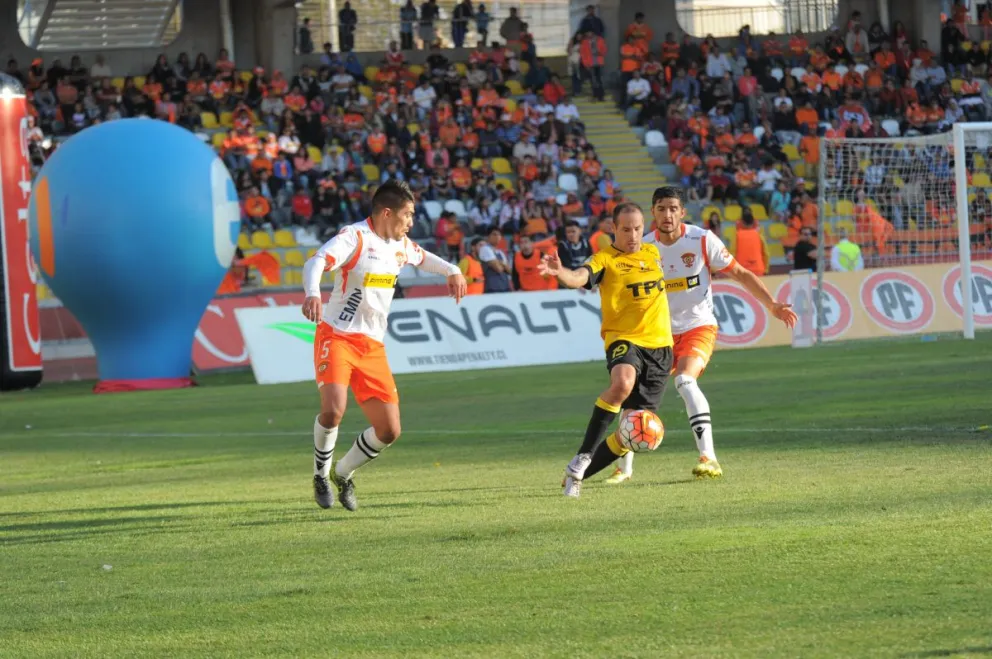 Tevez sabe cómo festejar ante Cobreloa. Lo hizo en las fechas finales del pasado campeonato donde los aurinegros golearon sin problemas.