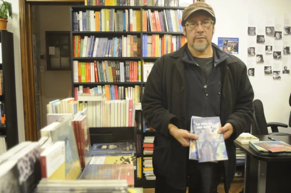Respecto a su libro “La vida es una nube azul”, Elicura explicó que “da cuenta de una visión de mundo, en la cual yo nací y a la cual yo pertenezco, que es la cultura mapuche. Nosotros tenemos una mirada de mucha espiritualidad, como todos los pueblos nativos. De permanente agradecimiento 