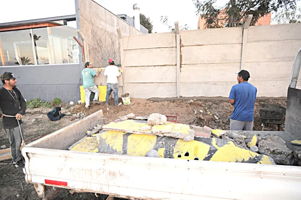 El día martes, varios sujetos, aparentemente barristas de Club Deportes La Serena derribaron un muro con los símbolos de Coquimbo Unido.