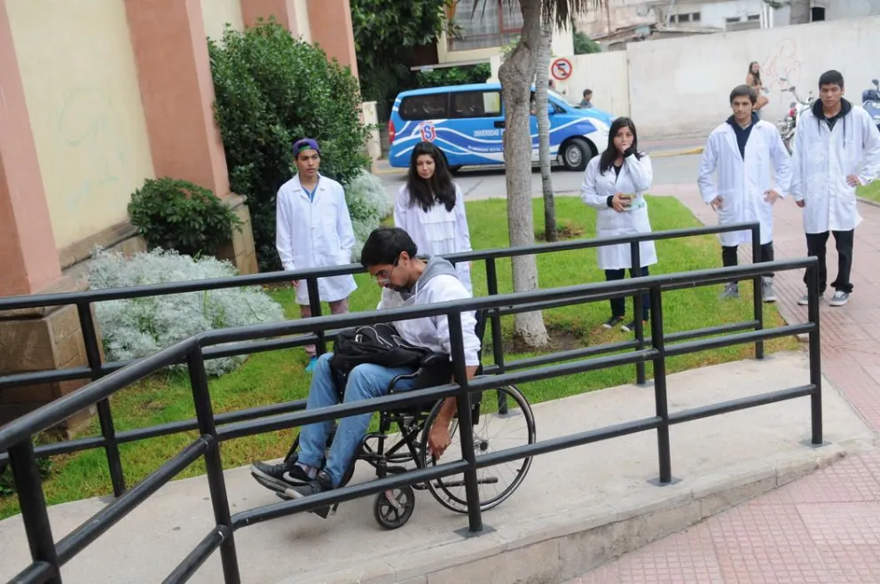Estudiantes de arquitectura recorrieron calles céntricas en silla de ruedas