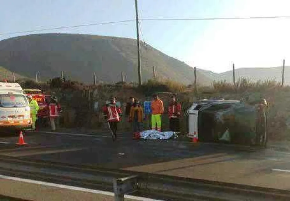 Tres heridos dejó volcamiento de vehículo en ruta 5, sector Las Tacas