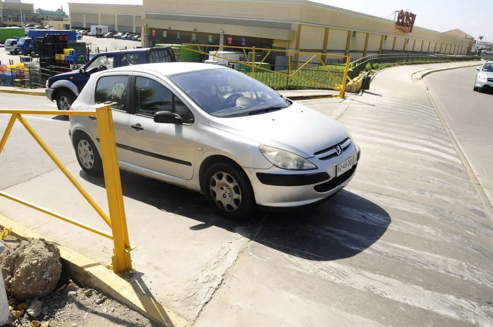 Jumbo abre barreras que bloqueaban acceso a estacionamientos