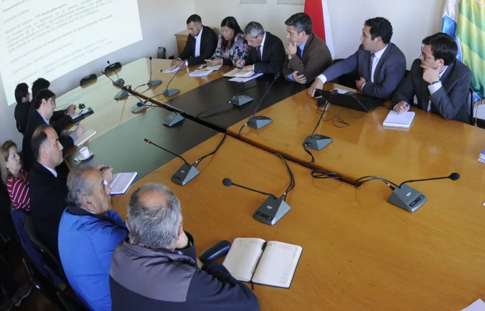 En el encuentro, desarrollado en la intendencia regional, participaron autoridades regionales y representantes de diversos sectores productivos de la zona. FOTO ANDREA CANTILLANES