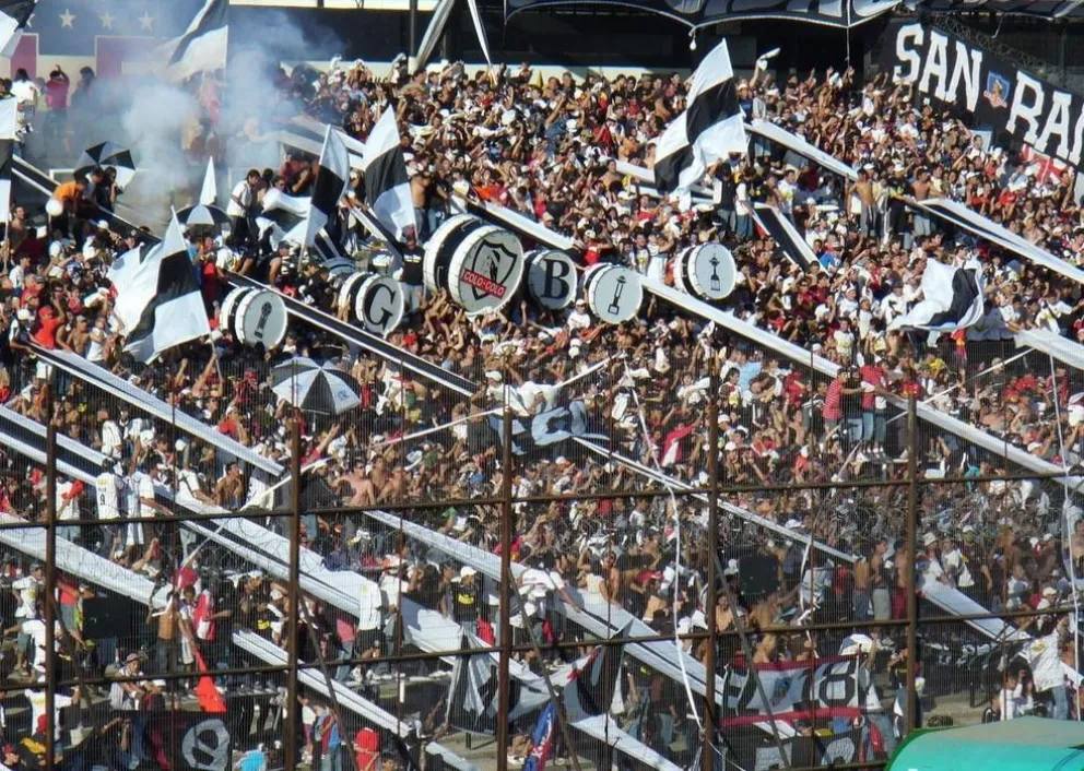 Colo Colo podría perder 10 puntos por vínculos del club con barra