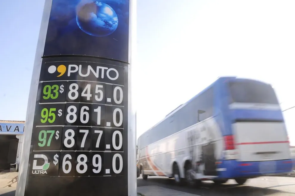 Bencina de 97 octanos llega a $928 en la conurbación