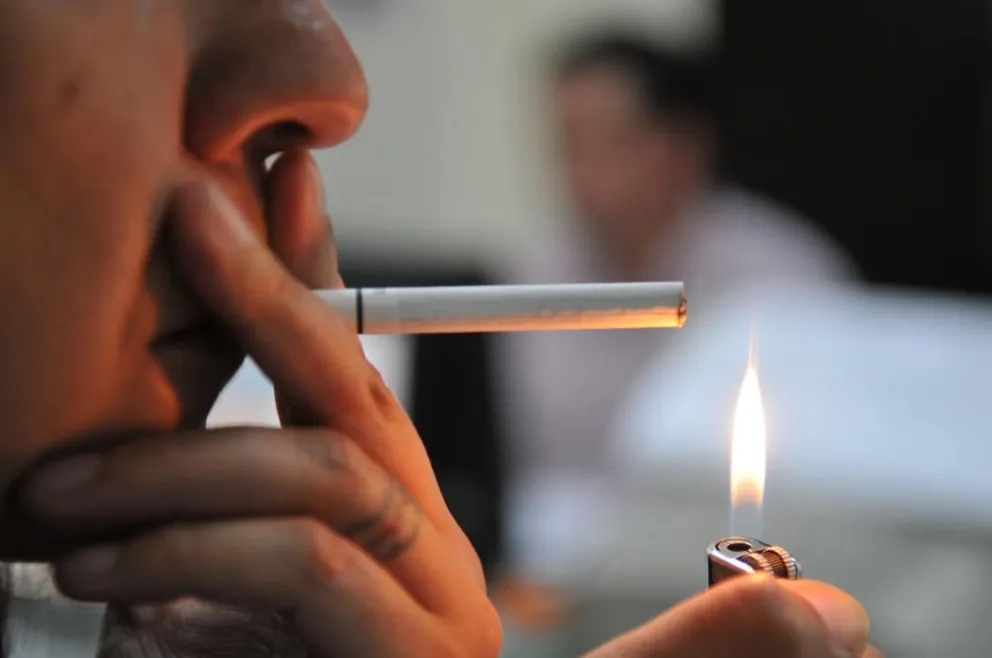 Chilenos entre los más fumadores pese a restrictivas leyes