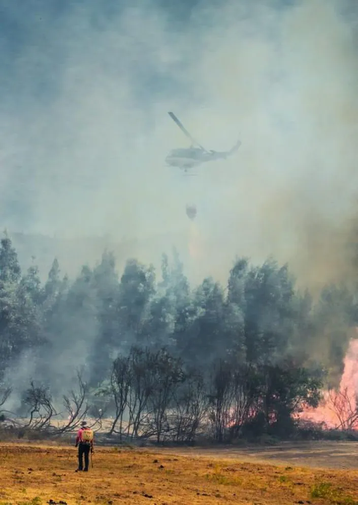 Nube de humo por incendios forestales cubre a Santiago