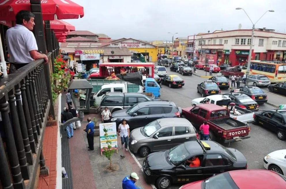 Polémica genera cobro de uso  de estacionamientos en La Recova